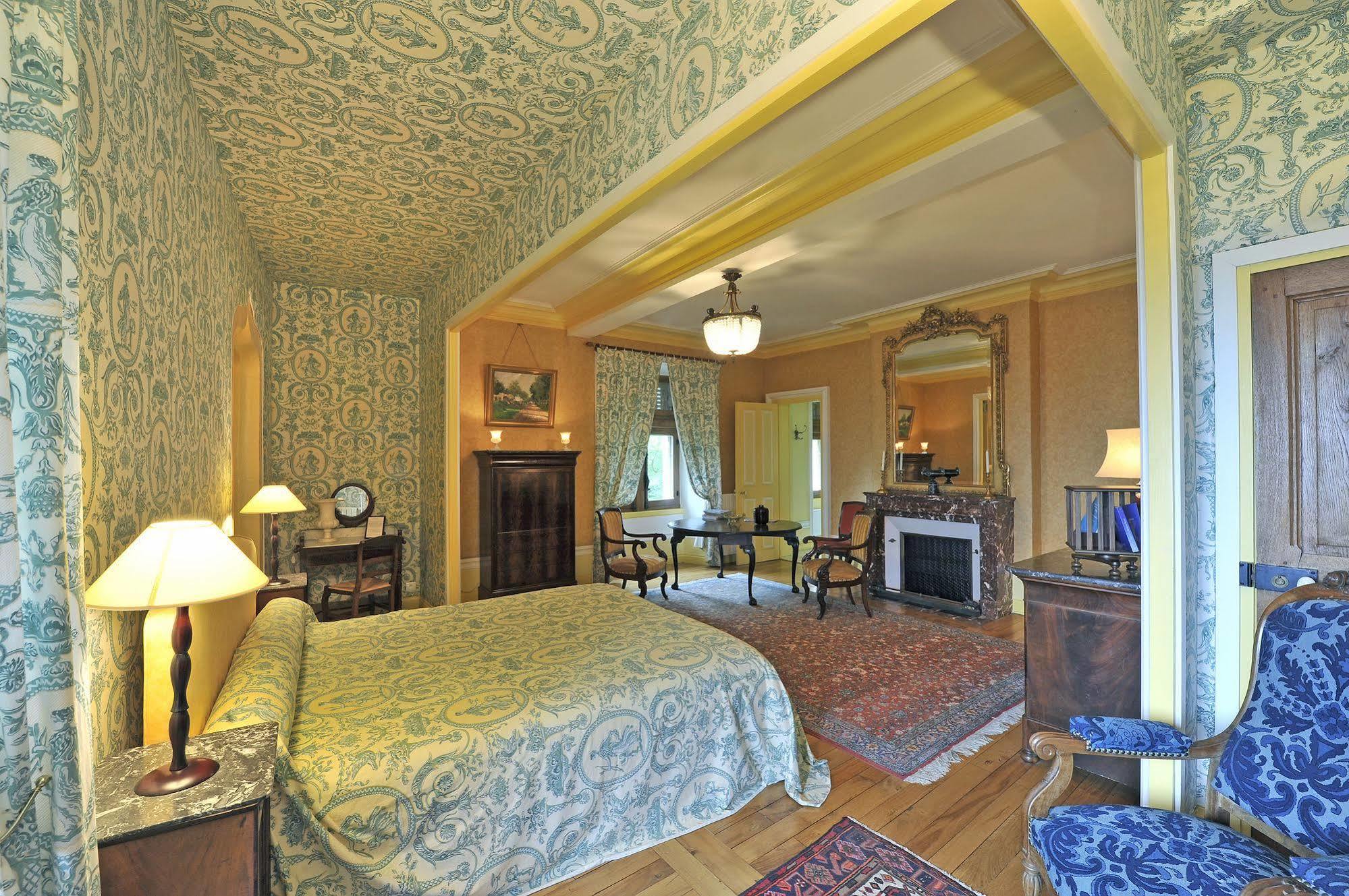 Chateau De Bed & Breakfast