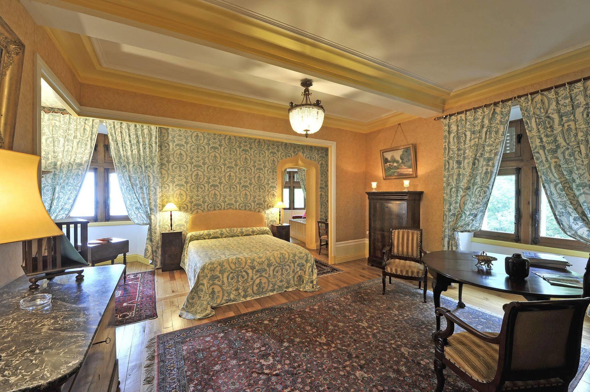 Chateau De Bed & Breakfast 2*